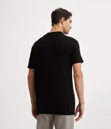 Polo de hombre color negro, de corte regular, manga corta y cuello camisero con cremallera.