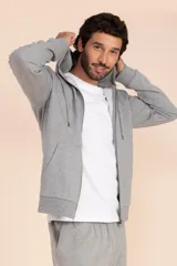 Chaqueta deportiva con capucha gris medio con cierre frontal y cordones ajustables.