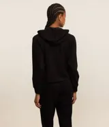 Campera deportiva verde esmeralda de modal, con capucha ajustable con cordón, cierre frontal con cremallera y bolsillos laterales.