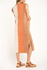 Vestido midi sin mangas, con rayas verticales en tonos naranja, beige y marrón. Confeccionado en tejido de punto suave al tacto.