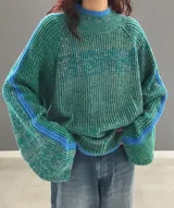 Sweater oversize tejido de punto color verde con detalles en azul.