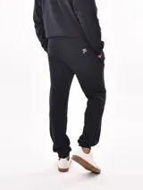 Pantalón de jogging gris melange, con cintura elástica ajustable con cordón y bolsillos laterales.