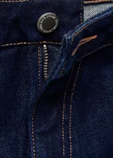 Conjunto de camisa y pantalón de jean azul oscuro. La camisa es de corte recto, con cuello clásico y mangas largas. El pantalón es wide leg, de tiro alto y con bolsillos laterales.