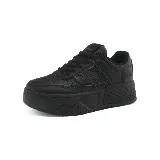 Zapatillas acordonadas blancas con suela gruesa.