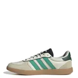 Championes Adidas Breaknet Sleek color crema con detalles en verde y suela marrón.