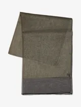 Bufanda rectangular color negro con trama brillosa y textura rígida.