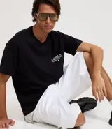 Remera negra de corte relajado con cuello redondo y manga corta. Presenta un pequeño estampado blanco en el pecho izquierdo con el texto "DEEP THOUGHTS" y un símbolo debajo.