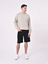 Bermuda de jean color celeste con dobladillo en la botamanga.