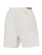 Short estilo bermuda de tiro alto color verde, confeccionado en lino orgánico, con pinzas y amplios bolsillos laterales.