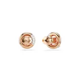 Pendientes de botón en tono oro rosa con aro central engastado en cristales transparentes y zirconia Swarovski, diseñados para captar la luz.