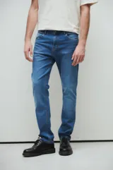 Pantalón de jean celeste de corte recto.