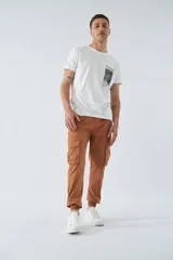 Pantalón cargo para hombre de fit slim, con elástico en la cintura y cordón ajustable, bolsillos con botones y puños en los tobillos.