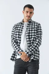 Camisa de viyela roja y azul marino a cuadros, corte slim, con logo bordado, bolsillos con botón y manga larga.