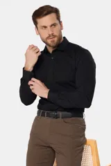 Camisa de vestir negra de corte clásico con mangas largas.