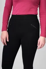 Calza negra de corte skinny, con detalles de cremalleras en los laterales y cintura alta.
