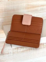 Billetera de dama Mega Cebra, 100% cuero con diseño de cebra en tonos marrón y negro, medidas 21 x 12 cm.