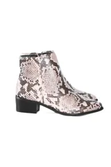 Botín de cuero vacuno con estampado de escamas en tonos neutros (grises, beige, negro), de caña baja y puntera ligeramente puntiaguda. Tacón bloque de 4 cm.