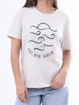 Remera negra de algodón con cuello redondo y mangas cortas. Estampado frontal con la frase "World Tour Vacation State of Mind" en letras de colores y un pequeño dibujo de una palmera.