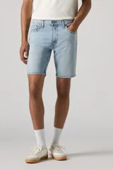 Bermuda de jean celeste, corte slim con largo a la rodilla.