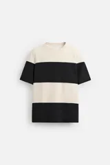 Camiseta de hombre de corte relaxed fit, confeccionada en tejido de algodón compacto con estructura piqué. Tiene cuello redondo y mangas cortas.