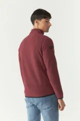 Campera polar azul marino de poliéster con cuello alto, cierre frontal, bolsillos laterales y logo estampado en el pecho.