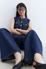 Jean de tiro alto con piernas anchas y rectas, de denim azul oscuro.