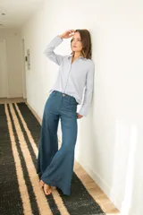 Pantalón de jean azul de tiro medio alto con pierna ancha.