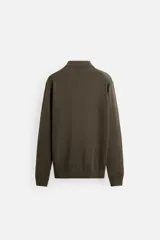 Polo de punto azul marino de corte regular fit, tejido en hilatura con mezcla de algodón y seda. Tiene cuello solapa con cierre frontal de botonadura, manga larga y acabados en rib.