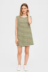 Vestido corto de algodón con diseño a rayas horizontales en verde militar y blanco. Es de corte recto, sin mangas y con cuello redondo.