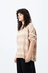 Sweater tejido en jacquard con diseño de franjas geométricas en tonos de azul.