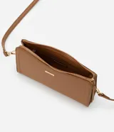 Cartera bandolera pequeña color marrón, con correa larga ajustable, cierre de cremallera y tirador.