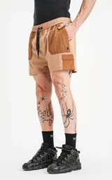 Short de baño color beige con detalles en marrón, calce regular, elástico en la cintura, cordón para ajustar y cuatro bolsillos.