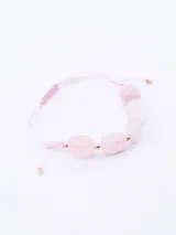 Pulsera elástica con cuentas de cuarzo rosado de diferentes tamaños y detalles dorados.