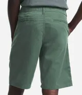 Bermuda masculina de sarga color rosado, con corte recto y bolsillos laterales.