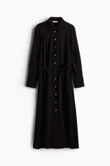 Vestido camisero midi negro de viscosa con cuello camisero, botonadura frontal, cinturón ancho extraíble para atar, mangas raglán largas con puños abotonados y sin forro.
