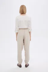 Pantalón babucha blanco con cintura elastizada y cordón ajustable.