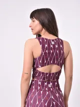 Top deportivo corto estampado con flores abstractas en tonos azul, lila y rosa. Diseño de espalda deportiva.