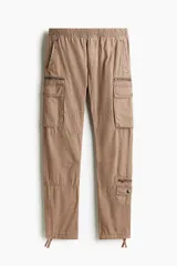 Pantalón cargo color beige de corte recto, con cintura elástica, bolsillos laterales y bolsillos cargo con cierre en los laterales.
