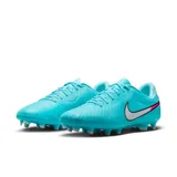Championes de fútbol Nike Tiempo Legend 10 Academy, color celeste con detalles en blanco y rosa.
