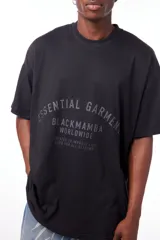 Remerón negro de algodón premium con cuello redondo y estampa essential garment a tono en serigrafía.