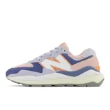 Championes urbanos New Balance modelo 5740, con capellada de malla y superposiciones de gamuza en tonos pastel: lila, rosa, azul y naranja. Logo "N" en blanco con borde naranja.