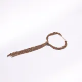 Collar tipo corbata o lazo, compuesto por múltiples hebras de pequeñas cuentas color bronce o dorado oscuro, anudadas al frente con un extremo colgante largo.