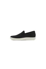 Zapatillas Ecco Soft 7 sin cordones, de cuero negro con textura y suela blanca de goma.
