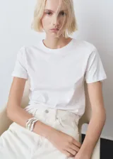 Remera blanca de algodón con cuello redondo y mangas cortas.
