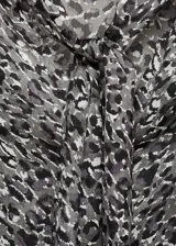 Blusa de manga larga con estampado animal print en tonos grises y blancos. Tiene cuello redondo con lazo para atar.