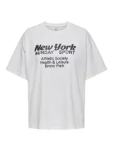 Camiseta blanca de algodón con cuello redondo y mangas cortas. Estampado frontal con la frase "New York Sunday Sport Athletic Society Health & Leisure Bronx Park" en color negro.