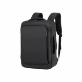 Mochila negra impermeable y transpirable, con múltiples compartimentos, puerto USB externo y asas acolchonadas. Incluye asa superior y lateral.