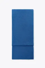 Bufanda rectangular azul de tejido de punto.