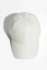 Gorra de béisbol blanca de algodón con cinta antitranspirante y hebilla ajustable de metal en la parte posterior.