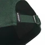 Gorra Adidas Skateboarding color verde oscuro con logo bordado en blanco.